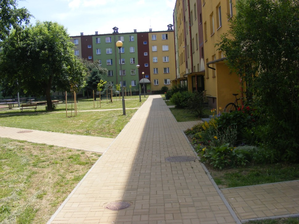 Wyremontowany w 2017 r. chodnik przed budynkiem przy ul. Jana Pawła II 53a