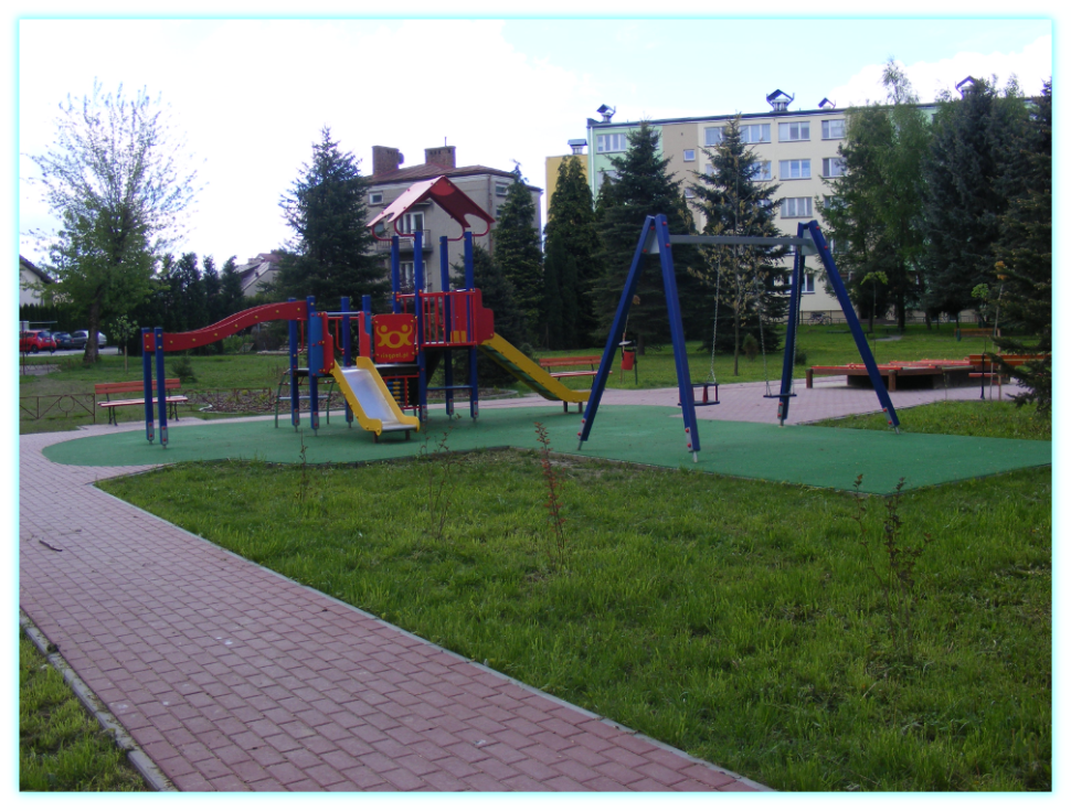 Plac zabaw przy budynku Dembowskiego 10